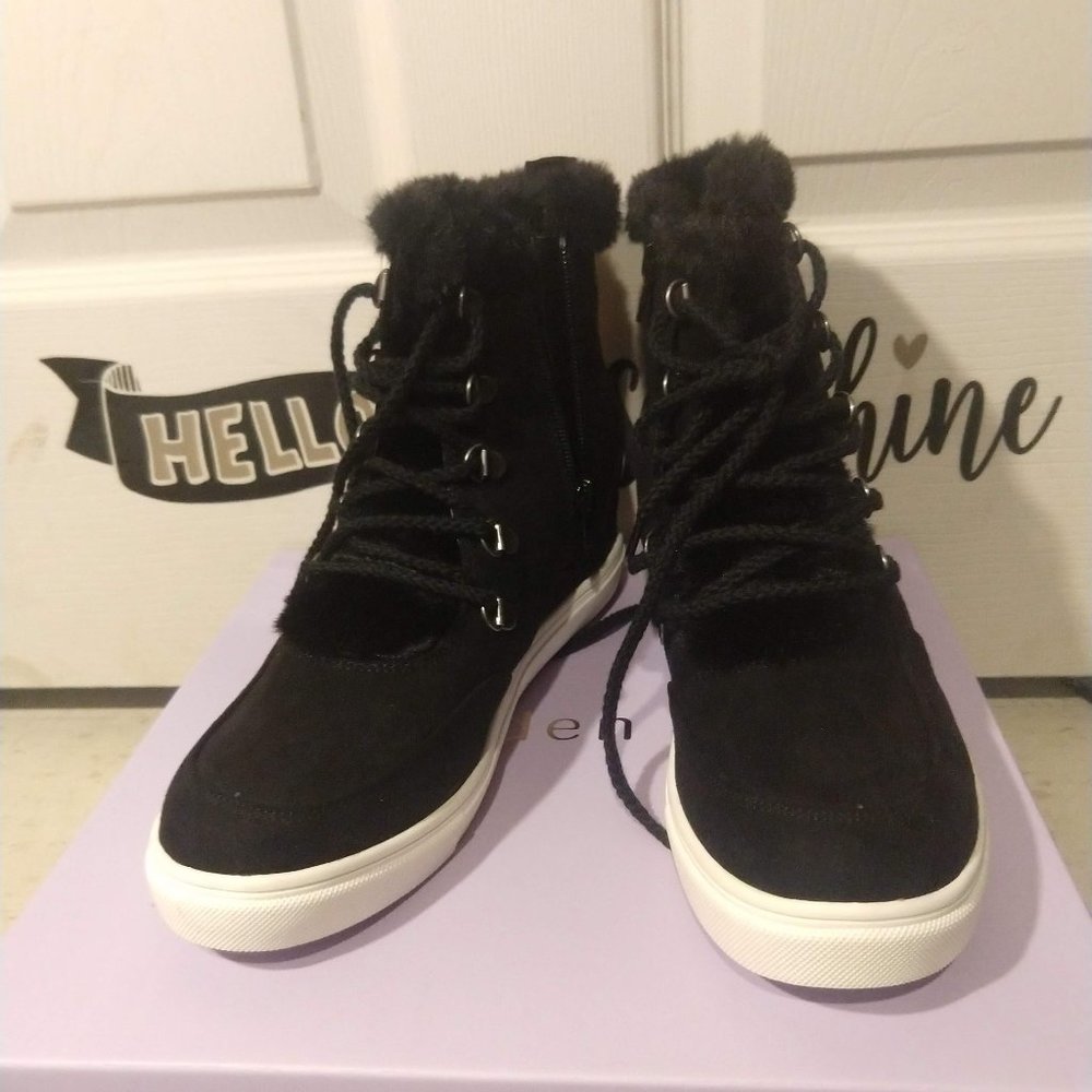 Black heeled sneaker 8 1/2